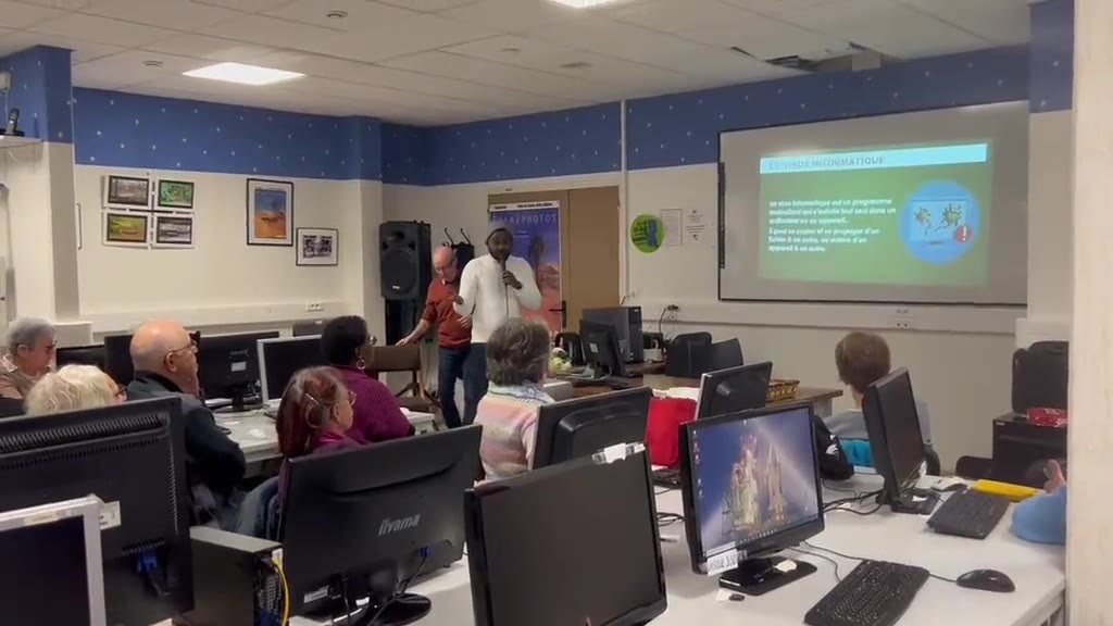 Salle informatique lors d'un cours MAXDEN